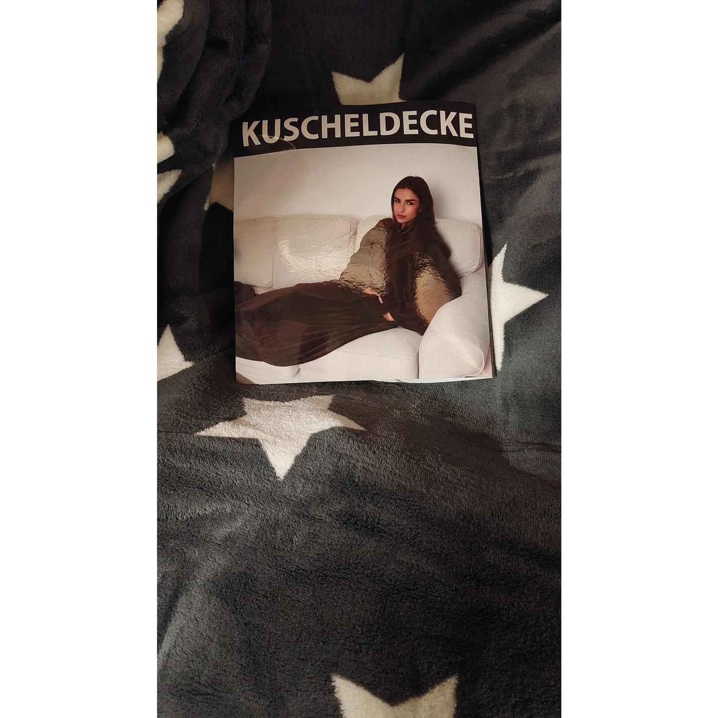 Weiche Kuscheldecke mit Ärmeln, Bauchtasche und Handyfach - aus federleichtem Coral-Fleece 150 x 180 cm Antrazit mit Sternen