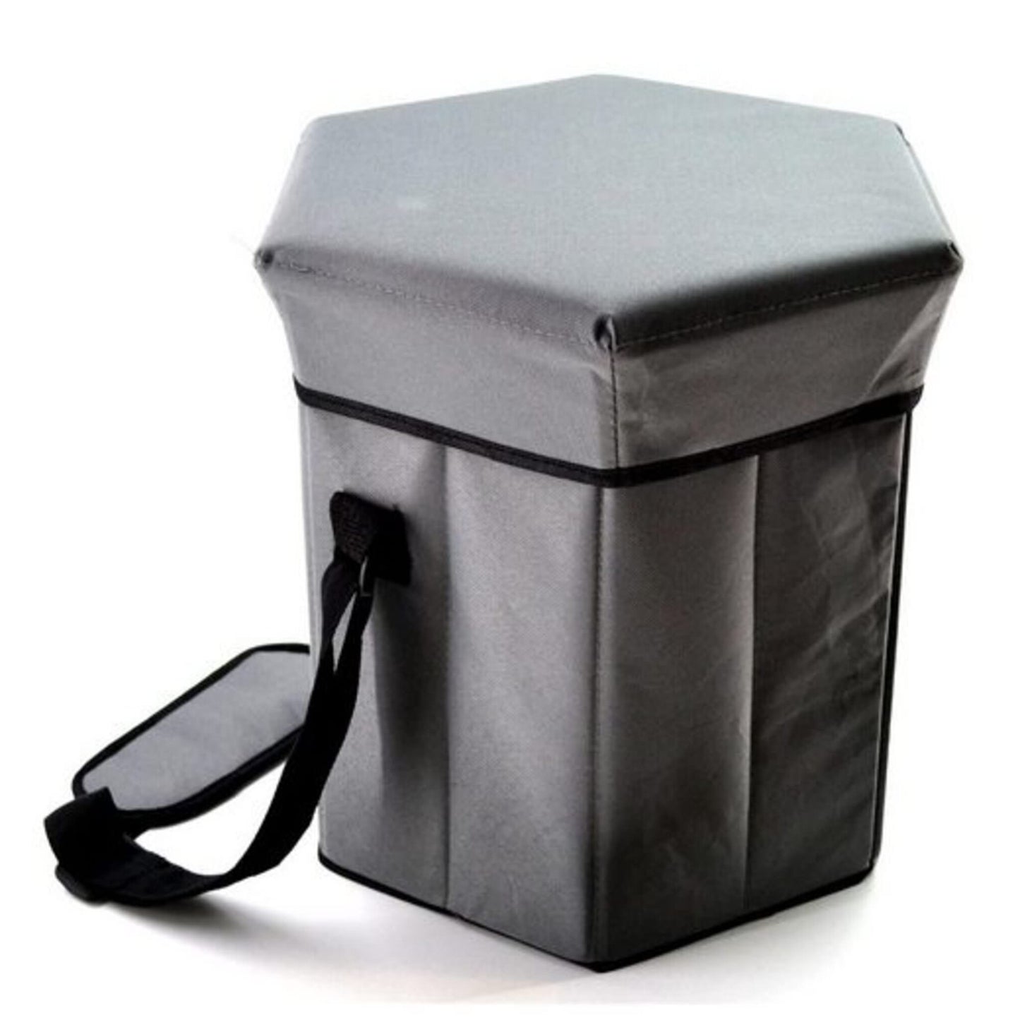 grauer Hocker aus festem Stoff. Unter der Sitzfläche befindet sich eine Kühltasche. Tragegurt an den Seiten angebracht.