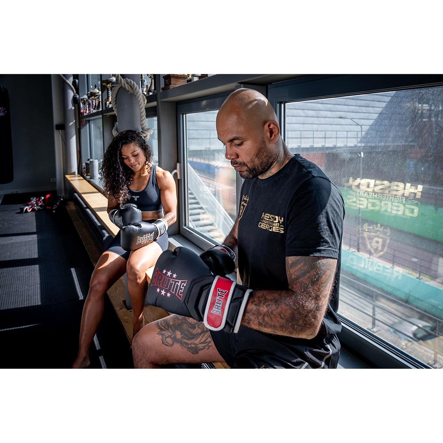 BRUTE Sparring Boxhandschuhe, Unisex, Hochwertige Stoßdämpfung und Belüftung, 10 oz, 12 oz, 14 oz - Material: PU/Mesh/Lycra EVA