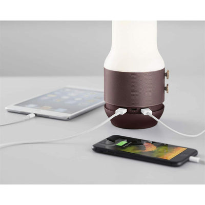 Der 3-in-1 Bluetooth-Lautsprecher von Lexon verfügt über USB-Ports zum Laden von Smartphones oder Tablets.
