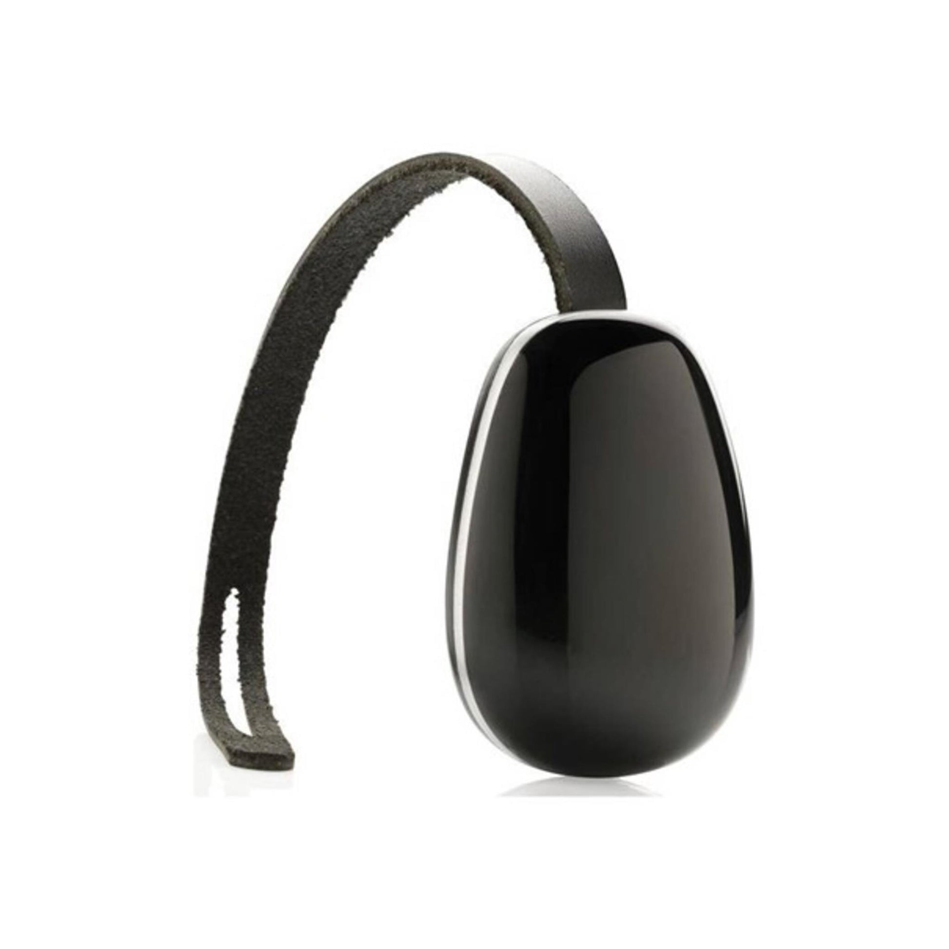 Der kleine Ei-förmige Sicherheitsanhänger Cathy Protection kann an jeder Tasche angebracht werden. Die schwarze Oberfläche mit silberfarbenem Rand wirkt elegant und ist gleichzeitig unauffällig.